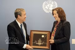 Ngo Dong Hai, Vice Chairman of the Party Central Committee's Commission for Publicity, presents a gift to Melissa Fleming, UN Under-Secretary-General for Global Communications. Photo: VNA.