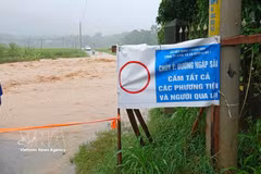 A section of a road in mountainous Thanh Hoa province is submerged under deep floodwaters. Photo published by VNA