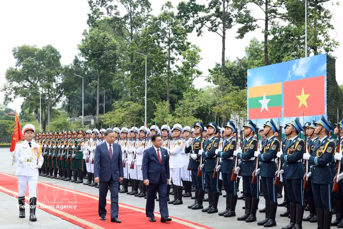 General Secretary of the Communist Party of Vietnam Central Committee and President To Lam and President of Myanmar Min Aung Hlaing review the guard of honour at the welcome ceremony in Hanoi on September 5, 2026. (Photo: VNA)