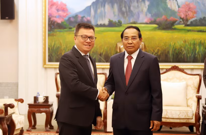 Bounthong Chitmany (right), Permanent member of the Secretariat of the LPRP Central Committee and Vice President of Laos, receives Le Quoc Minh, Editor-in-chief of the Nhan dan newspaper, Vice Chairman of the CPV Central Committee’s Commission for Information and Education and Chairman of the Vietnam Journalists’ Association, in Vientiane on June 7. (Photo: VNA)