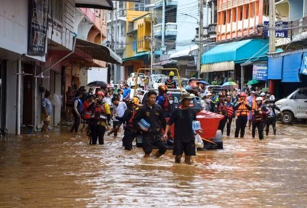 Rescuers help residents in an area hit by Typhoon Yagi-triggered flooding in Mae Sai town of Chiang Rai province, Thailand, on September 11, 2024. (Photo: Reuters/VNA)
