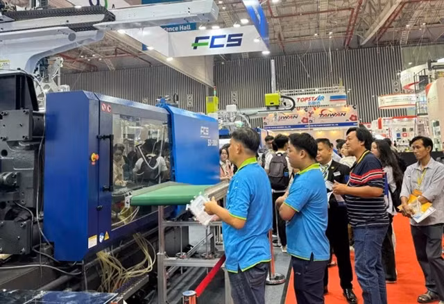 Vietnamese businesses learn about new technologies in the rubber and plastics industry at the VietnamPlas 2024 exhibition. (Photo: baotintuc.vn)