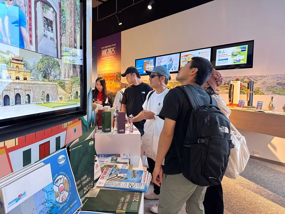 vna-potal-khai-mac-tuan-le-thuong-hieu-quoc-gia-viet-nam-tai-trien-lam-the-gioi-expo-2025-8055425.jpg