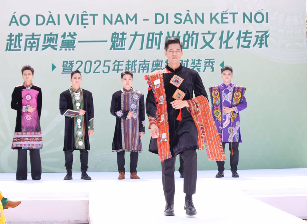 vna-potal-ao-dai-viet-nam-toa-sang-tai-bac-kinh-7982691.jpg