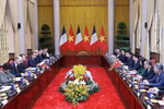The talks between State President Luong Cuong and his French counterpart Emmanuel Macron in Hanoi on May 26 (Photo: VNA)