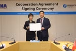 VNA General Director Vu Viet Trang (L) and President and CEO of Yonhap Hwang Dae-il (Photo: VNA)