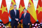 Prime Minister Pham Minh Chinh (R) and his Spanish counterpart Pedro Sánchez at their talks in Hanoi on April 9. (Photo: VNA)