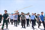 Prime Minister Pham Minh Chinh (C) inspects the construction site of the new Phong Chau bridge in Phu Tho (Photo: VNA)