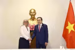 National Assembly Chairman Tran Thanh Man (R) receives OIF Administrator Caroline St-Hilaire in Can Tho on January 21. (Photo: VNA)