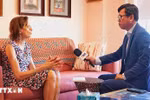 American social activist Juliet Ucelli (left) talks to a Vietnam News Agency correspondent in New York. (Photo: VNA)