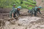 Soldiers search for missing victims in Dien Bien province on the morning of August 2, 2025. (Photo: VNA)