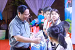Prime Minister Pham Minh Chinh presents coats to students in Bat Mot commune,Thanh Hoa province, on October 14. (Photo: VNA)