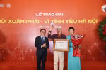 Le Quoc Minh (left), Chairman of the Vietnam Journalists’ Association and Editor-in-Chief of Nhan dan Newspaper and Vu Viet Trang (right), General Director of the Vietnam News Agency, present the Grand Prize to musician Tran Tien. (Photo: VNA) 