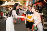Foreign visitors are touched to receive meaningful gifts from their Vietnamese friends (Photo: VietnamPlus)