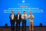 VITA Chairman Vu The Binh presents certificates of merit and insignias to units and individuals for contributions to tourism industry (Photo: VNA)
