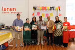 Representatives of the General Association of Vietnamese in Belgium (UGVB) present Vietnamese-language books to the Muntpunt Library. (Photo: VNA)