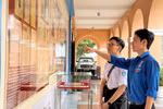 Students visit the exhibition (Photo: VNA)