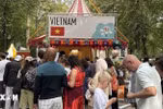 Visitors line up to enjoy "Pho (Vietnamese noodle soup) at the festival. (Photo: VNA)