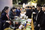 Vietnamese in Cairo enjoy traditional dishes (Photo: VNA)