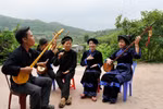 Artisan Luc Van Tich and members of the Then singing club in Son Hai commune, Bac Ninh province (Photo: VNA)