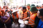 Prime Minister Pham Minh Chinh visits and encourages people affected by floods in Phan Dinh Phung ward of Thai Nguyen province. (Photo: VNA)