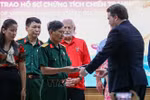 US Ambassador to Vietnam Marc Evans Knapper hands over wartime artifacts to families of fallen soldiers and veterans. (Photo: VNA)