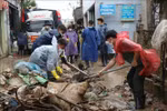 Armed forces help people clean up the environment to soon stabilise life after severe floods in Dak Lak province. (Photo: VNA)