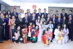 President Luong Cuong, his spouse, and the high-level delegation of Vietnam are with staff of the Vietnamese Embassy and representatives of the Vietnamese community in Angola at the meeting on August 7. (Photo: VNA)