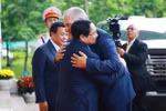 Prime Minister Pham Minh Chinh (L) welcomes First Secretary of the Communist Party of Cuba (CPC) Central Committee and President of Cuba Miguel Díaz-Canel Bermúdez. (Photo: VNA)