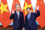 Prime Minister Pham Minh Chinh (R) receives Zhao Leji, member of the Standing Committee of the Political Bureau of the Communist Party of China (CPC) Central Committee and Chairman of the Standing Committee of the National People’s Congress (NPC) of China, in Hanoi on September 2. (Photo: VNA)