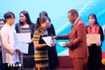 The scholarship presentation ceremony on August 26 (Photo: VNA)