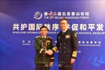 Vietnamese Minister of National Defence Gen. Phan Van Giang (left) and Chinese Minister of National Defence Sen. Lt. Gen. Dong Jun at their meeting in Beijing on September 18. (VNA)