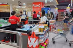 Consumers shop at a Winmart store in Nha Trang city. (Photo: VNA)