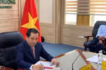 Acting Minister of Agriculture and Environment of Vietnam Tran Duc Thang signs the agreement (Photo: VNA)