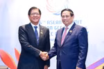 Prime Minister Pham Minh Chinh (R) meets with Philippine President Ferdinand Romualdez Marcos Jr. (Photo: VNA)