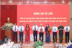 Party General Secretary To Lam (fourth from left) presents the Party Committee of the VFF and central mass organisations with the Politburo’s Decision No. 304-QD/TW, which outlines the new structure, functions and tasks of the VFF Central Committee (Photo: VNA)