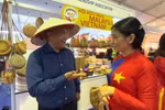 Canadian visitor Nigel Miranda expresses his impression of Vietnamese bamboo and rattan products at the Malaysia Entrepreneurs Day 2025. (Photo: VNA)