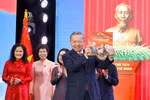 Party General Secretary To Lam receives the photo book “Glory Forever Belongs to the People” presented by the Vietnam News Agency at the ceremony on September 14. (Photo: VNA)