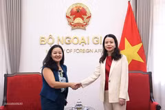 Deputy Foreign Minister Nguyen Minh Hang (R) receives Pamela Phan, former Deputy Assistant Secretary for Asia at the US Department of Commerce, in Hanoi on October 15, 2026. (Photo: baoquocte.vn)