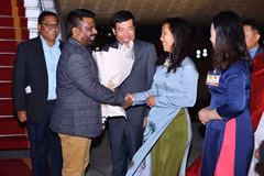 President of Sri Lanka Anura Kumara Dissanayaka (second from left) is welcomed at Noi Bai International Airport in Hanoi on May 4 morning. (Photo: VNA)