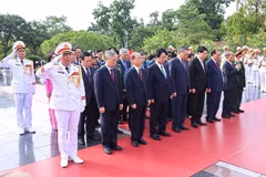 Party and State leaders commemorate war heroes and martyrs at the monument on Bac Son street on July 24, 2025. (Photo: VNA) 