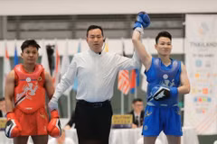 Wushu athlete Nguyen Thi Thu Thuy (blue) wins the gold medal in the women’s 60kg sanda final on December 15. (Photo: VNA)