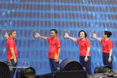 Permanent Member of the Party Central Committee’s Secretariat Tran Cam Tu (second, left), Deputy Prime Minister Pham Thi Thanh Tra (second, right) and other officials launch the national sports campaign in Hanoi on October 10, 2026. (Photo: VNA)