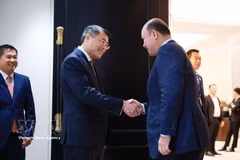 Prime Minister Le Minh Hung (left) meets with Cambodian Deputy Prime Minister Hun Many, who is also President of the Union of Youth Federations of Cambodia (UYFC), in Phnom Penh on October 10, 2026. (Photo: VNA)