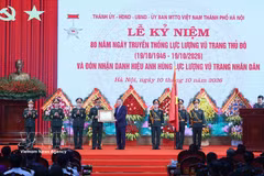 General Secretary of the Communist Party of Vietnam Central Committee and President To Lam presents the title of Hero of the People's Armed Forces to the Hanoi Capital Military Command at the ceremony on October 10, 2026. (Photo: VNA)