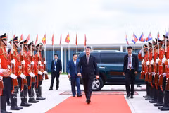 Prime Minister Le Minh Hung leaves Phnom Penh at noon October 10, concluding the wo-day official visit to Cambodia. (Photo: VNA)