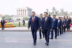 General Secretary of the Communist Party of Vietnam Central Committee and President To Lam, other Party and State leaders, and NA deputies come to pay tribute to President Ho Chi Minh at his Mausoleum before the opening of the 16th NA's second session on October 17 morning. (Photo: VNA)