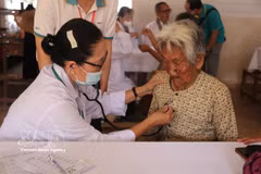 A doctor gives health check-up to a Cambodian woman at the programme in Phnom Penh on October 17, 2026. (Photo: VNA)