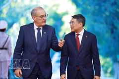 Prime Minister Le Minh Hung (right) meets with Swiss President Guy Parmelin in Hanoi on October 17, 2026. (Photo: VNA)