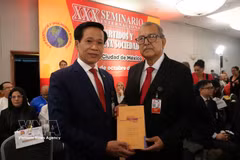 Assoc. Prof. Dr. Hoang Phuc Lam (right), Deputy Secretary of the Party Committee and Vice President of the Ho Chi Minh National Academy of Politics, presents the book “The Aspiration for a Strong and Prosperous Vietnam in the New Era” to Pedro Vazquez Gonzalez, Chairman of the Mexican Chamber of Deputies’ Foreign Affairs Committee. (Photo: VNA)